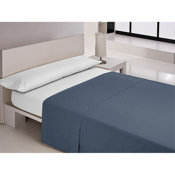 Marineblaues Oberlaken auf einem Bett. Happy Home Textil, 160 x 270 cm.