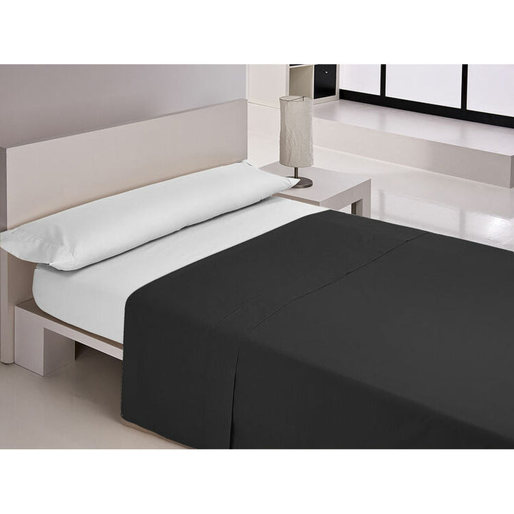Schwarzes Happy Home Oberlaken auf Bett gezeigt. Farbe und Textur des Bettlakens sind gut sichtbar.
