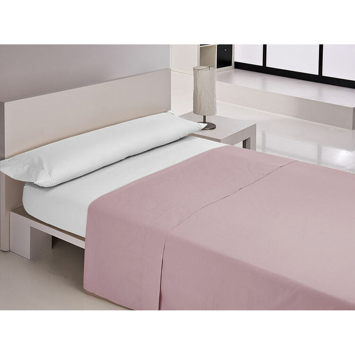 Violettes Oberlaken auf einem Bett. Das Bettlaken ist die perfekte Ergänzung für Ihr Schlafzimmer.