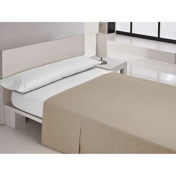 Beige Oberlaken auf einem Bett. Happy Home Erdfarbe, 230 x 270 cm.