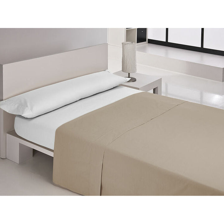 Beige Oberlaken auf einem Bett. Happy Home Erdfarbe, 230 x 270 cm.