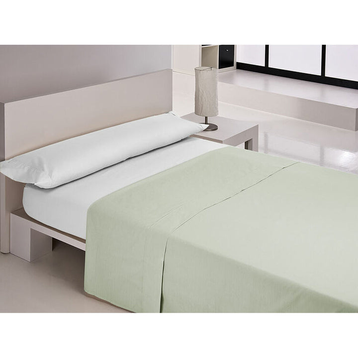 Grünes Happy Home Oberlaken 230x270 cm auf einem Bett mit weißem Kissen.