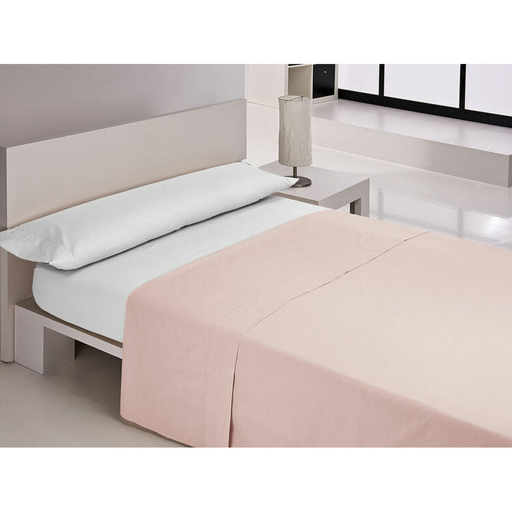 Rosa Oberlaken 230x270 cm auf Bett. Weiche Farben und hochwertige Materialien.