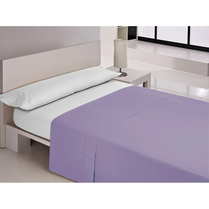 Lila Oberlaken auf Bett. Happy Home MIX COLORS Bettwäsche für Schlafzimmer Komfort.