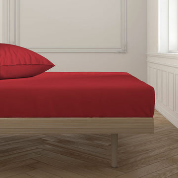 Rotes Spannbetttuch für Einzelmatratze. Kräftige Farbe, passender Kissenbezug.