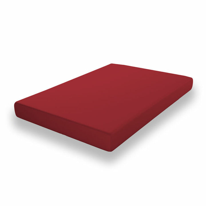 Rotes Spannbetttuch für Einzelmatratze. Farbe und Material sind gut sichtbar.
