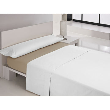 Erdfarbenes Spannbetttuch für Einzelmatratze 90x200. Happy Home Spannbettlaken auf dem Bett.