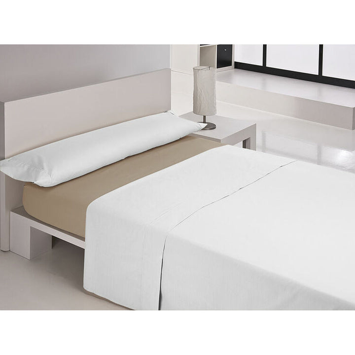 Erdfarbenes Spannbetttuch für Einzelmatratze 90x200. Happy Home Spannbettlaken auf dem Bett.