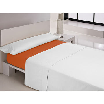 Orange Spannbetttuch auf Einzelmatratze. Happy Home Textil für Schlafzimmer.
