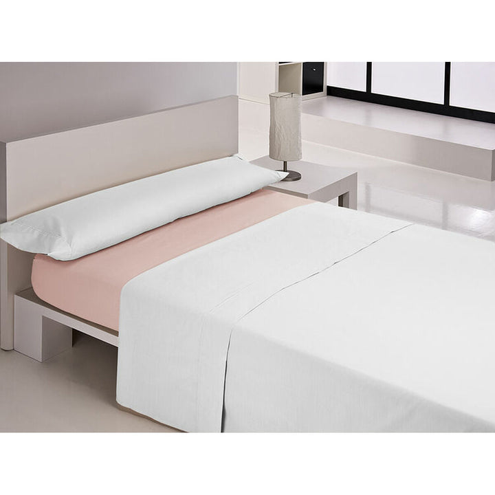Rosa Spannbetttuch auf Einzelmatratze. Das Bett ist mit einem weißen Laken ordentlich gemacht.
