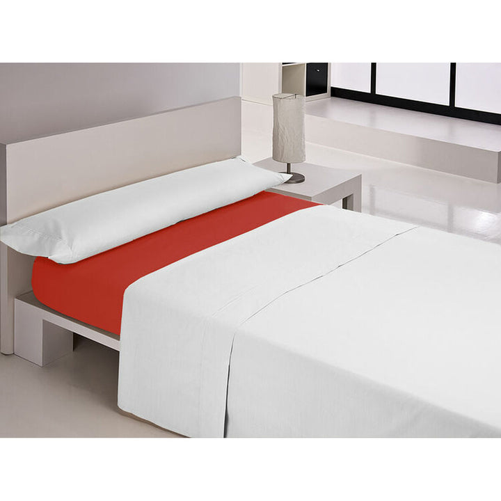 Rotes Spannbetttuch Double Size auf einem Bett mit weißen Laken. Happy Home Bettwäsche.