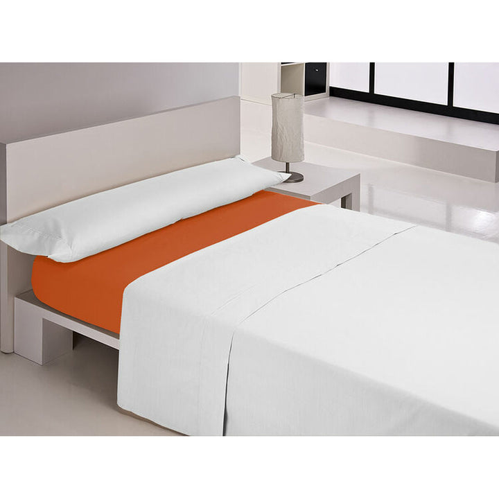Orange Spannbettlaken auf Doppelmatratze. Teil eines Bettwäsche-Sets mit klarem Design.