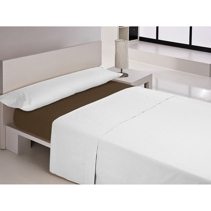Braunes Spannbetttuch King Size 180x200 cm. Happy Home Spannbetttuch auf einem Bett.