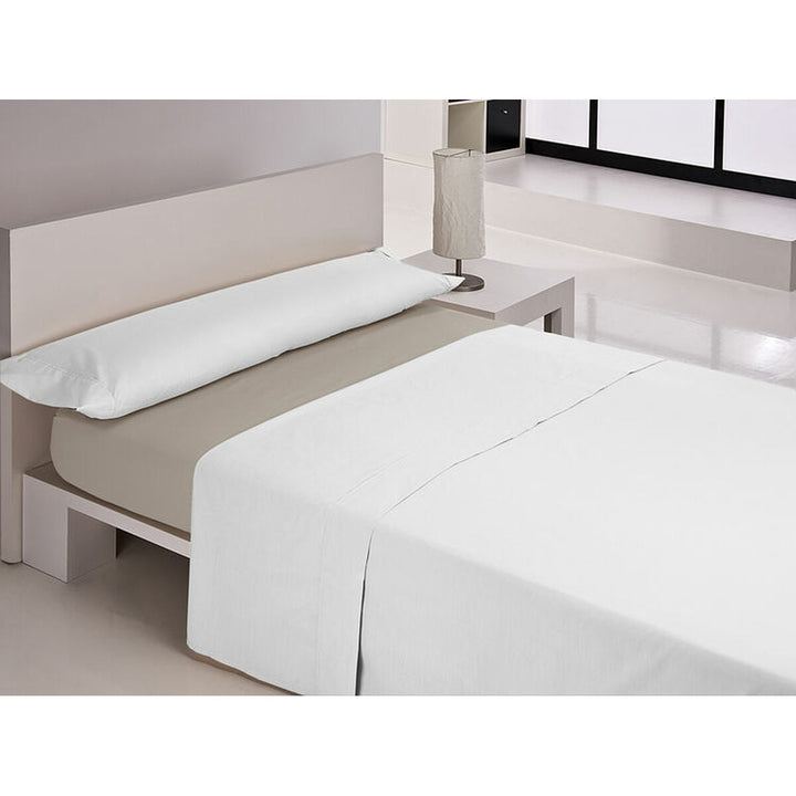 Graues Spannbetttuch Happy Home King Size auf einem Bett mit weißer Bettwäsche.