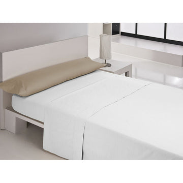 Erdiger Kissenbezug auf einem weißen Bett für ein gemütliches Happy Home.