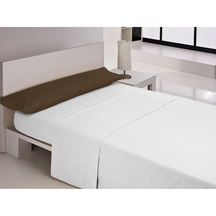 Brauner Kissenbezug Happy Home auf einem Bett mit weißen Laken. Lange Form.