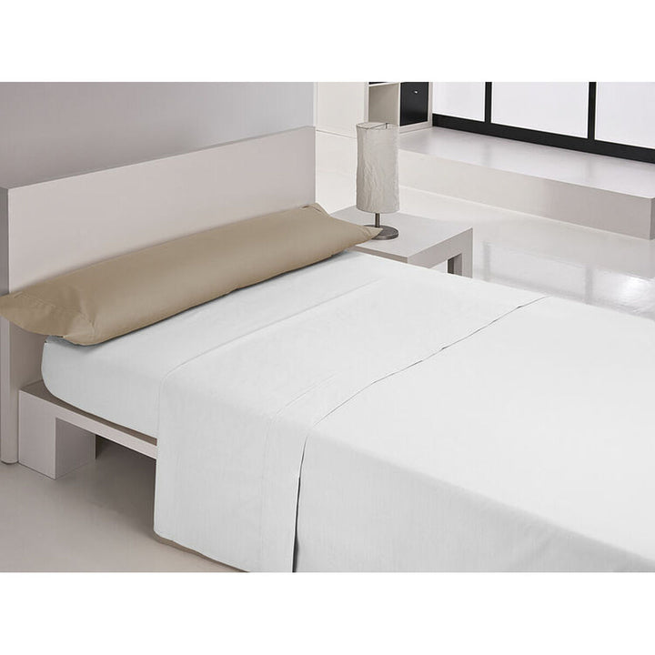 Kissenbezug Happy Home in Erdtönen auf einem Bett mit weißen Bettlaken. Rechteckige Form.