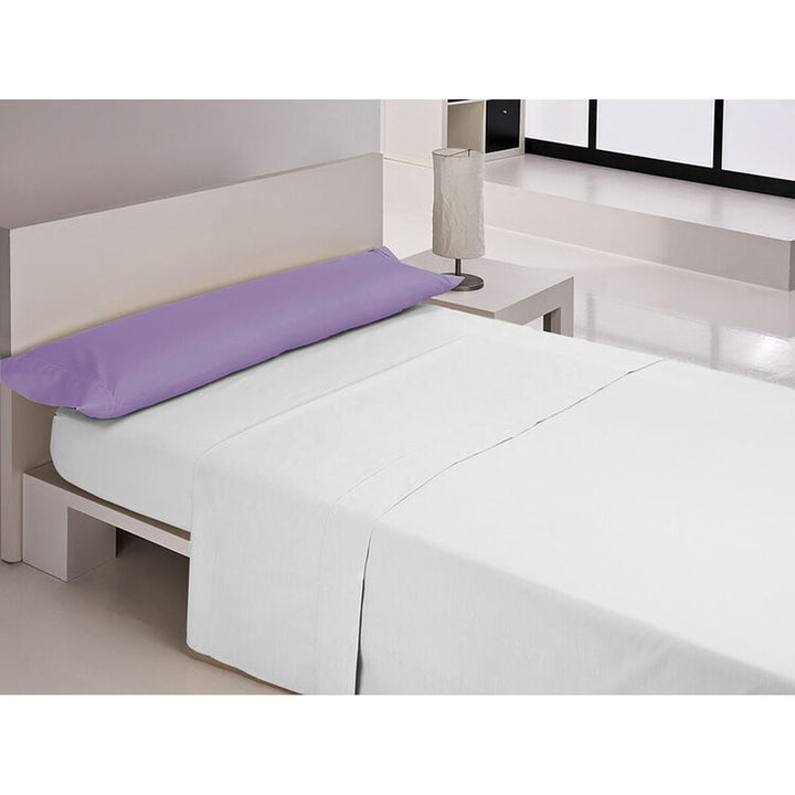Lila Happy Home Kissenbezug auf einem Bett mit weißen Laken. Schlafzimmer Dekor.