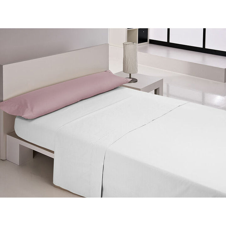 Lila Happy Home Kissenbezug auf einem Bett. Weicher, farbiger Kissenbezug für ein gemütliches Zuhause.