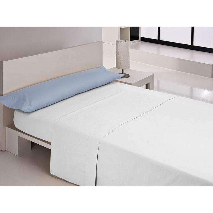 Blauer Happy Home Kissenbezug auf einem Bett. Rechteckige Form und helle Farbe.