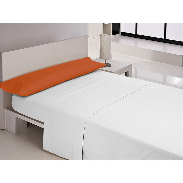 Orange Kissenbezug Happy Home auf einem Bett. Bolster Kissen in leuchtenden Farben.
