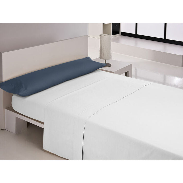 Marineblauer Kissenbezug auf einem Bett. Doppelmatratze mit 144 Fäden.