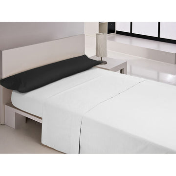 Schwarzer Happy Home Kissenbezug auf einem Bett mit weißen Laken für ein modernes Schlafzimmer.