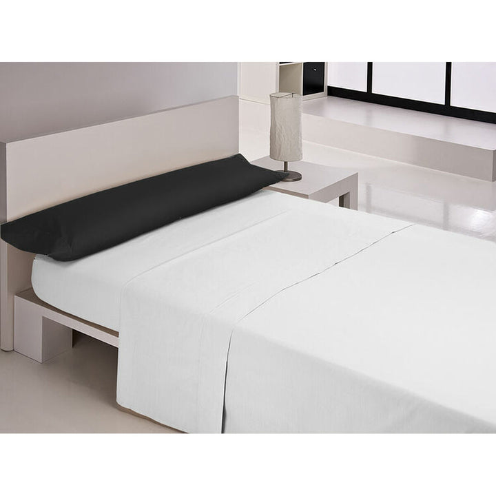 Schwarzer Happy Home Kissenbezug auf einem Bett mit weißen Laken für ein modernes Schlafzimmer.