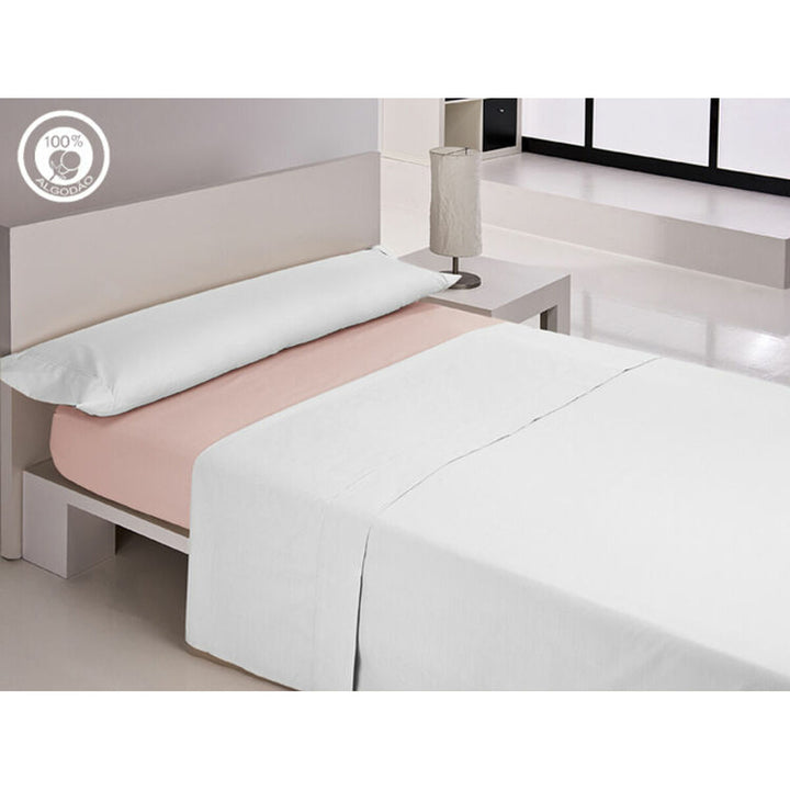 Weißes Happy Home LISOS COTTON Spannbetttuch auf einem Bett in einem modernen Schlafzimmer.