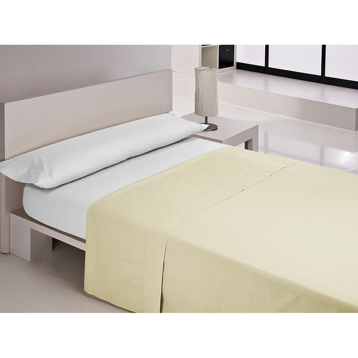 Gelbes Happy Home Oberlaken, 160x270 cm, auf einem Bett mit weißen Kissen.