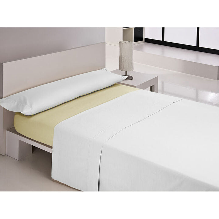 Gelbes Spannbetttuch Double Size 135x200 cm von Happy Home. Blick auf das Bett mit Bettwäsche.