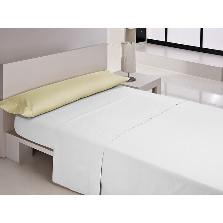 Gelber Happy Home Kissenbezug auf einem Bett mit weißen Bettlaken.