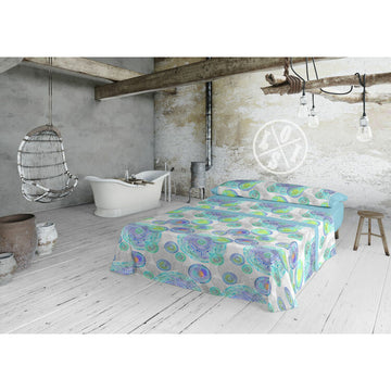 Blaues Lois Bettwäsche-Set im King-Size-Format mit kreisförmigem Muster in rustikalem Schlafzimmer.