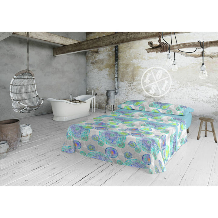 Blaues Lois Bettwäsche-Set im King-Size-Format mit kreisförmigem Muster in rustikalem Schlafzimmer.