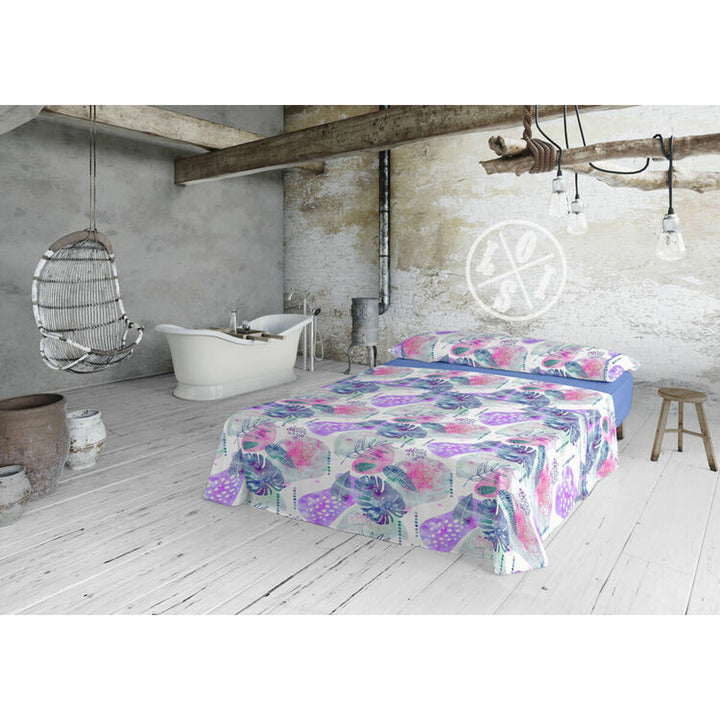 Blaues Lois TROPIC Bettwäsche-Set für Einzelmatratze mit floralem Muster im Schlafzimmer.