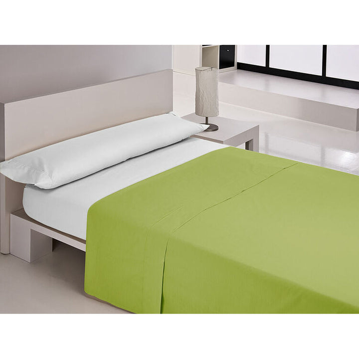 Pistazienfarbenes Oberlaken Happy Home auf Bett mit weißen Textilien. Größe 290 x 270 cm.