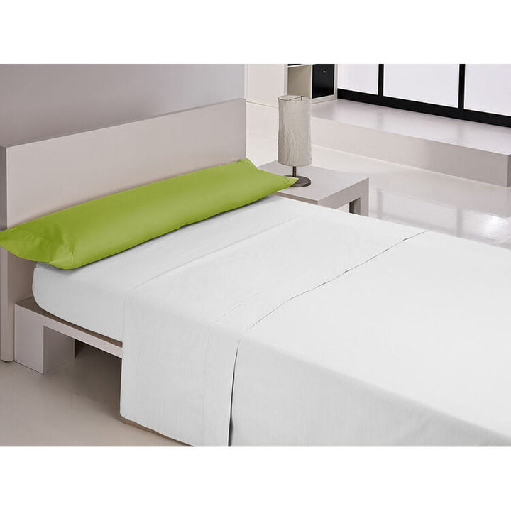 Weißes Spannbetttuch auf Doppelmatratze mit grünem Kissen für Schlafzimmer Komfort.