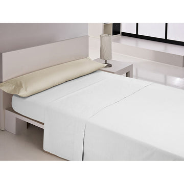 Beiger Happy Home Kissenbezug auf einem Bett. Schlichtes Design und neutrale Farbe.