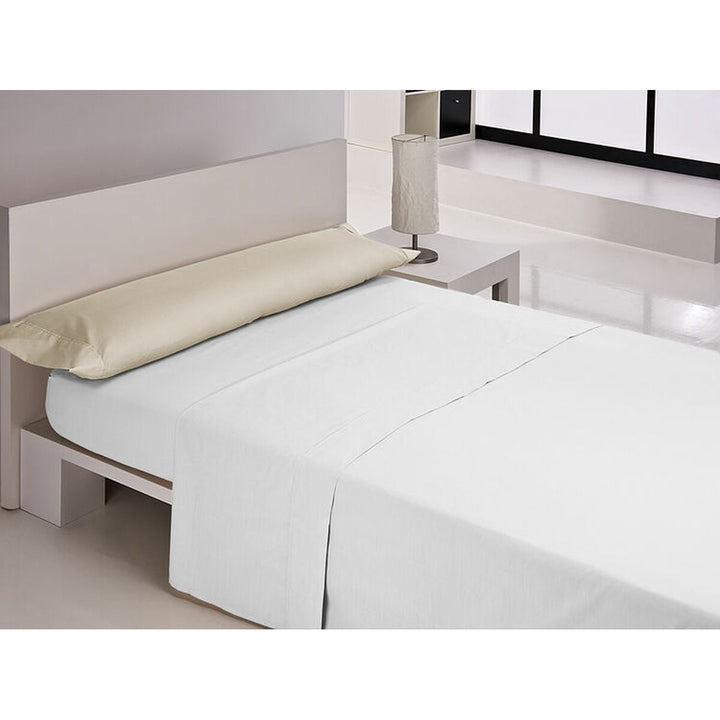 Beiger Happy Home Kissenbezug auf einem Bett. Schlichtes Design und neutrale Farbe.