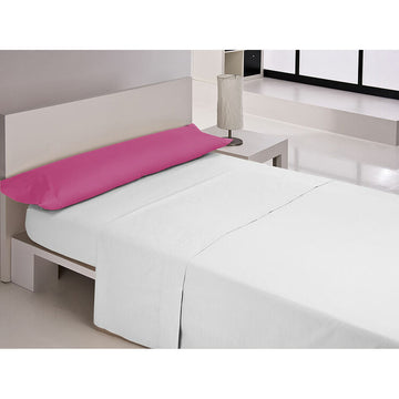 Langer, cerise Kissenbezug auf einem Bett mit weißen Laken. Happy Home Kissen.