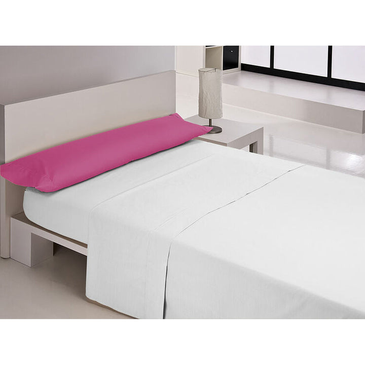 Langer, cerise Kissenbezug auf einem Bett mit weißen Laken. Happy Home Kissen.