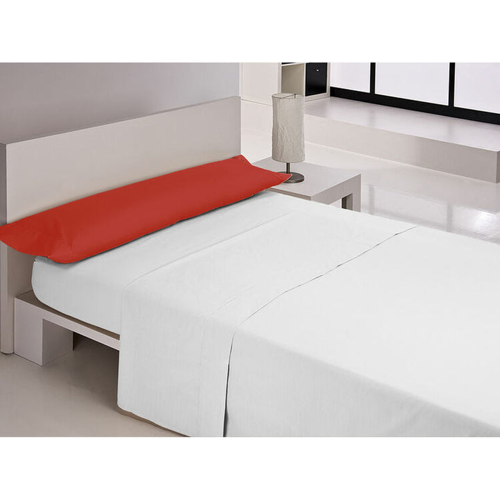 Roter Kissenbezug auf einem Bett mit weißen Bettlaken. Happy Home Kissenbezug.