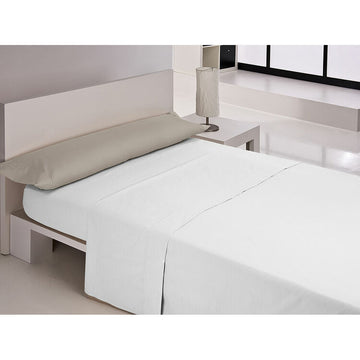 Grauer Happy Home Kissenbezug auf einem Bett. Minimalistisches Schlafzimmer Dekor.
