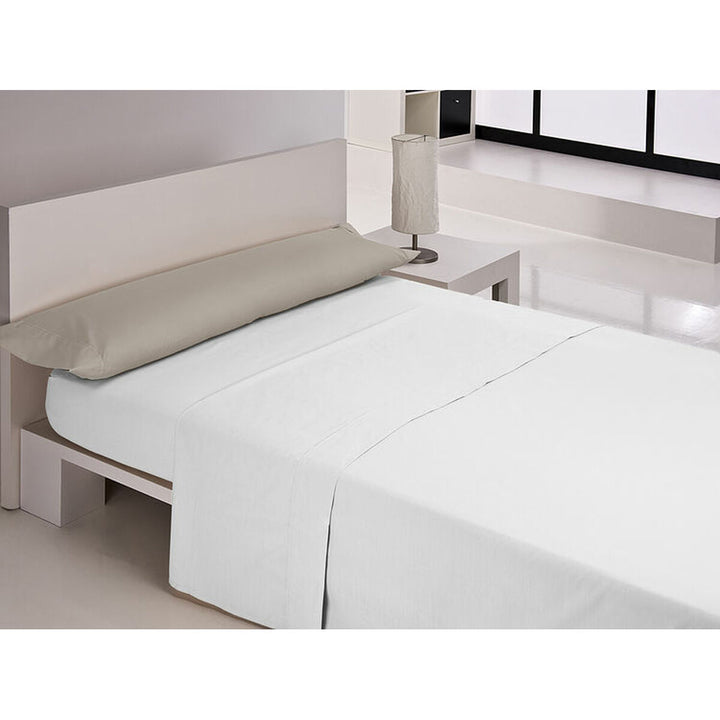 Grauer Happy Home Kissenbezug auf einem Bett. Minimalistisches Schlafzimmer Dekor.