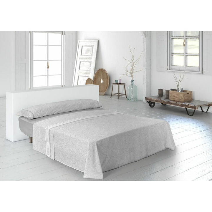 Graues Pierre Cardin HOJITAS Bettwäsche-Set Double Size mit dezentem Blätter Muster im Schlafzimmer.