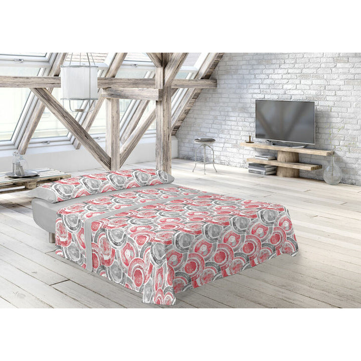 Graues Pierre Cardin Bettwäsche-Set mit rotem Kreis-Muster im Schlafzimmer.