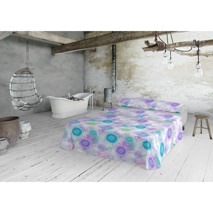 Graues Lois MARA Bettwäsche-Set für Einzelmatratze mit blau-lila Blumenmuster in rustikalem Ambiente.