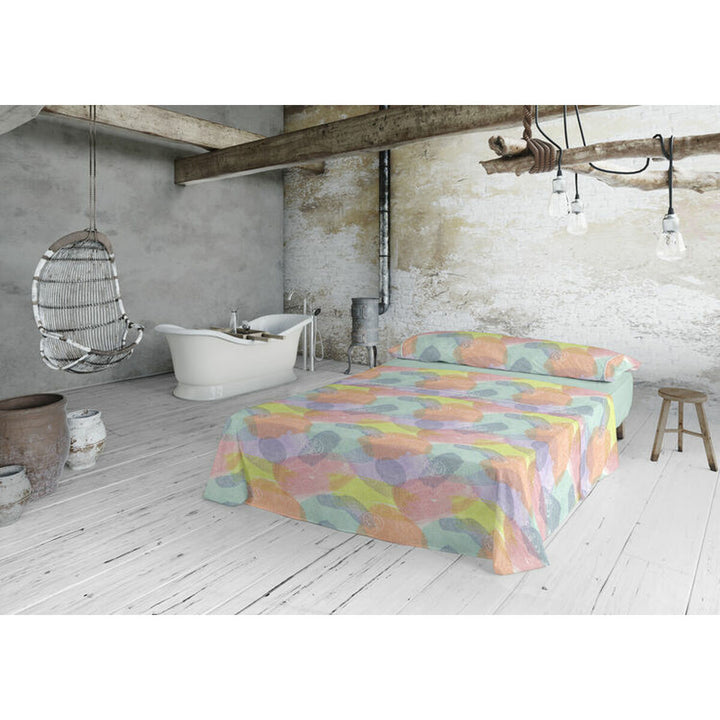 Blaues Bettwäsche-Set mit Mehrfarbigem Muster in einem Schlafzimmer im rustikalen Stil.
