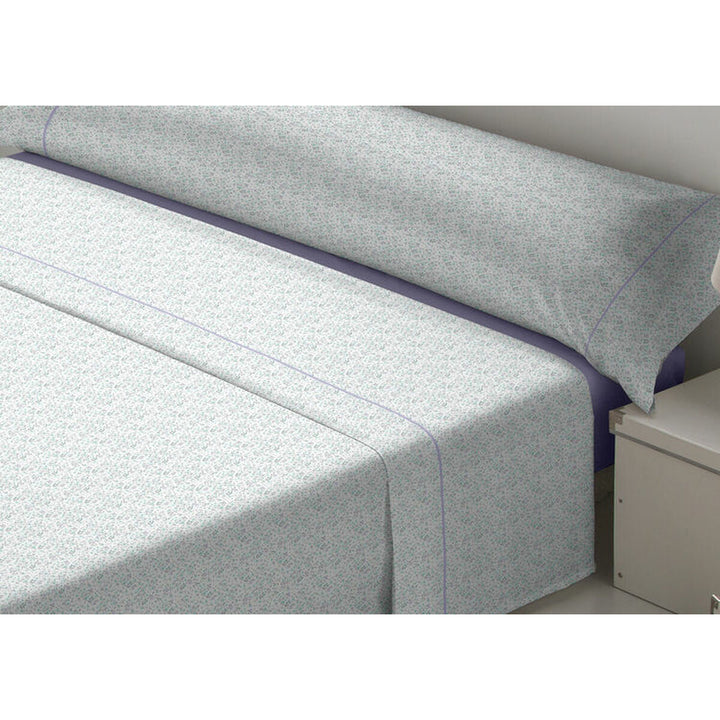 Hellblau-weißes Bettwäsche-Set King Size mit floralem Muster und lila Details.