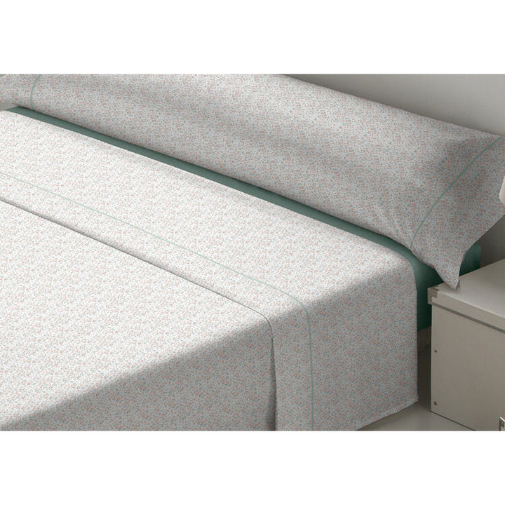 Nahaufnahme des King-Size Bettwäsche-Sets mit Blumenmuster und grünen Akzenten.